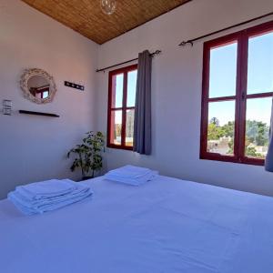 Ein Bett oder Betten in einem Zimmer der Unterkunft Rhodes Youth Hostel