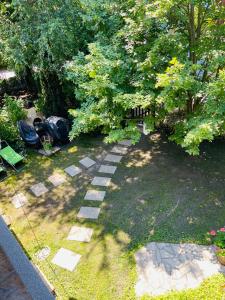 Vonkajšia záhrada v ubytovaní Klebi’s apartmanház
