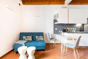 Cette chambre comprend un lit, une table et des chaises. dans l'établissement Studio Centrale Pacengo di Lazise, à Lazise