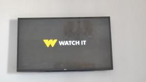 a television screen with the watch it logo on it at Green Beach Apartment in El Alamein
