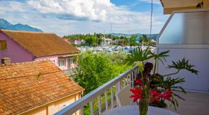 balcón con mesa y vistas al puerto deportivo en Pakovo Apartments Andrija en Tivat