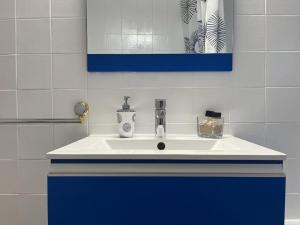 uma casa de banho com lavatório azul e branco em Mediterrani Haus em L'Ametlla de Mar