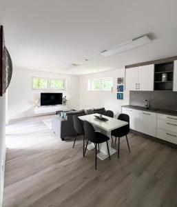 a kitchen and living room with a table and chairs at Ferienwohnung: Waldblick in Hatten