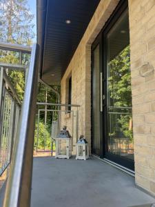 HattenFerienwohnung: Waldblick的门廊上设有玻璃门和两张桌子的建筑