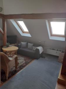 ein Wohnzimmer mit einem Sofa und einem Tisch in der Unterkunft Ferienwohnung Tölle in Bad Rehburg