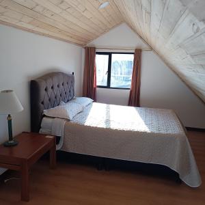 a bedroom with a bed and a window at Villa Graciela I in Paipa