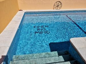 een zwembad met een bord met de titel "finish rip mine" bij Shakti Rio Mino in San Bartolomé