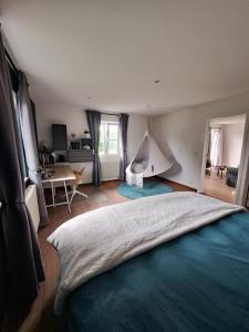 1 dormitorio con 1 cama grande en una habitación en Sherlock's Home - Guest House, en Namur