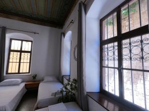 Ein Bett oder Betten in einem Zimmer der Unterkunft Rhodes Youth Hostel