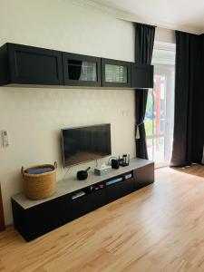 Televízia a/alebo spoločenská miestnosť v ubytovaní Klebi’s apartmanház + 37 fotografií
