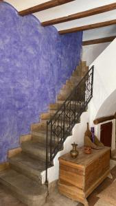 a staircase in a house with a purple wall at Casa Pastor in Villafamés