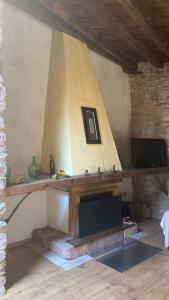 Pokój z drewnianym stołem i telewizorem w obiekcie Casa Pastor w mieście Villafamés
