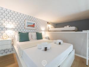 Zimmer mit 2 Betten und einem Sofa in der Unterkunft Is Arenas Biancas Apartment in Teulada