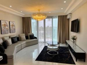sala de estar con sofá y lámpara de araña en Lifestyle Luxury Hotel and Residence en Elwa