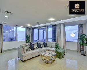 Posezení v ubytování Signature Modern 3 BR Apartment By Your Perfect Stay Short Lets Dubai With OCEAN VIEWS OLD1