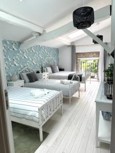 1 Schlafzimmer mit 2 Betten in einem Zimmer in der Unterkunft Figtrees in Margueron