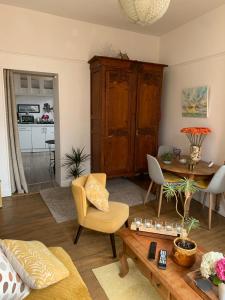 ein Wohnzimmer mit einem Tisch und Stühlen in der Unterkunft 45 Grande Rue in Ault