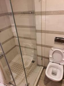 een badkamer met een douche en een toilet bij The Pearls Luxury Studio Apartments - Full Sea View in Durban
