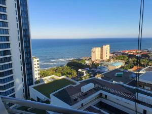 Vom Balkon eines Gebäudes genießen Sie Meerblick. in der Unterkunft The Pearls Luxury Studio Apartments - Full Sea View in Durban