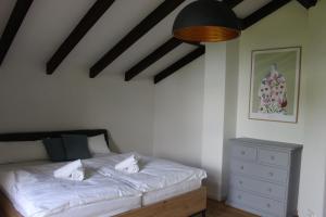 1 dormitorio con cama blanca y vestidor en Ferienhaus mit eigenem Garten und Terrasse, en Lindau-Bodolz