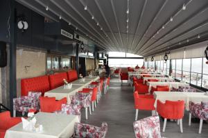 un comedor con mesas y sillas rojas en Grand Karot Hotel, en Yalova