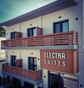 un bâtiment avec un panneau indiquant les suites Électra dans l'établissement Electra Suites, à Samothráki