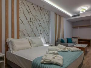 Postel nebo postele na pokoji v ubytování Electra Suites + 37 fotografií