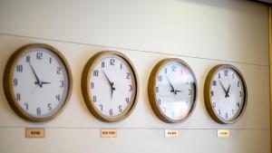 una fila de cuatro relojes colgando de una pared en Grand Karot Hotel, en Yalova