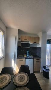 Kuchyň nebo kuchyňský kout v ubytování Vu mer, refait à neuf, spacieux, agréable, hôte reactif