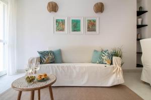 ein Wohnzimmer mit einem weißen Sofa und einem Tisch in der Unterkunft Elios by PortofinoHomes in Portofino