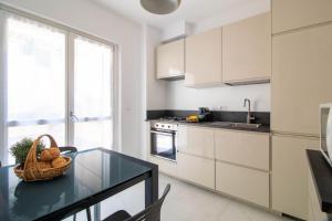 Kuchyň nebo kuchyňský kout v ubytování Elios by PortofinoHomes