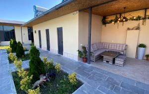 une terrasse avec un canapé et une table dans l'établissement Mughni Family House, à Ashtarak