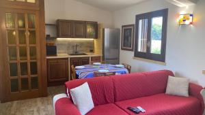 マルサラにあるCasa vacanze villa maresetteのリビングルーム(赤いソファ付)、キッチン
