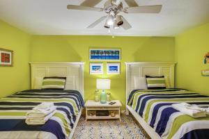 Ліжко або ліжка в номері Oceanside 302