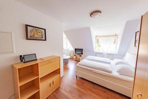 Postel nebo postele na pokoji v ubytování WEST Hotel an der Sächsischen Weinstrasse