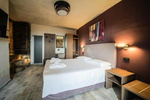 - une chambre avec un grand lit blanc dans l'établissement La Piazzetta Affittacamere Ristorante, à Anagni