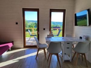 a kitchen and dining room with a table and chairs at Na Stoku Żukowa in Ustrzyki Dolne