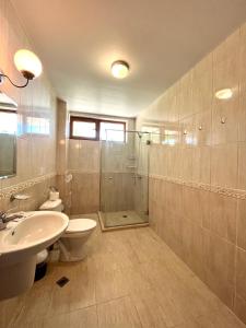La salle de bains est pourvue d'une douche, de toilettes et d'un lavabo. dans l'établissement Бяла Виста Клиф - Byala Vista Cliff, à Byala