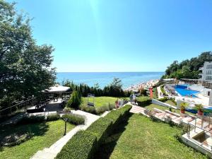 - une vue sur la plage depuis le complexe dans l'établissement Бяла Виста Клиф - Byala Vista Cliff, à Byala