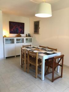 Kuchyňa alebo kuchynka v ubytovaní Appartement 60m2 - 2 Chambres à une minute des plages, parking privé