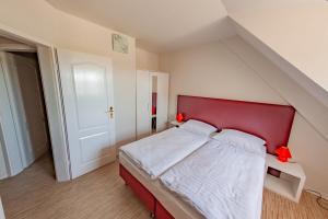 Postel nebo postele na pokoji v ubytování WEST Hotel an der Sächsischen Weinstrasse