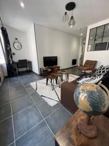 Televízia a/alebo spoločenská miestnosť v ubytovaní L'atelier