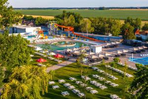 una vista aerea su un parco acquatico con scivolo di Hotel Hviezda a Diakovce