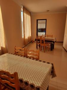 Pokój z 2 łóżkami, stołem i krzesłami w obiekcie TEGI w mieście Ureki