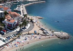 a group of people on a beach near the water at Apartment Dubravka in Podgora