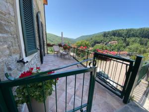 balcón con vistas a las montañas en Casa vacanze da Mary, en Badia Prataglia