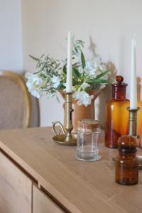 een tafel met twee kaarsen en een vaas met bloemen bij La Bohème à Lacoste in Lacoste