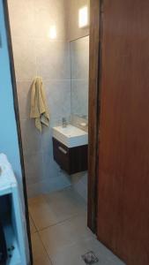 a bathroom with a sink and a mirror at MdP, 2 dorm, 4 pers, 2 cuadras de la playa in Mar del Plata