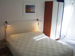 1 dormitorio con 1 cama, vestidor y ventana en Apartment Dubravka, en Podgora