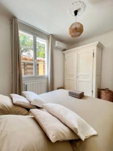 Кровать или кровати в номере La Bohème à Lacoste